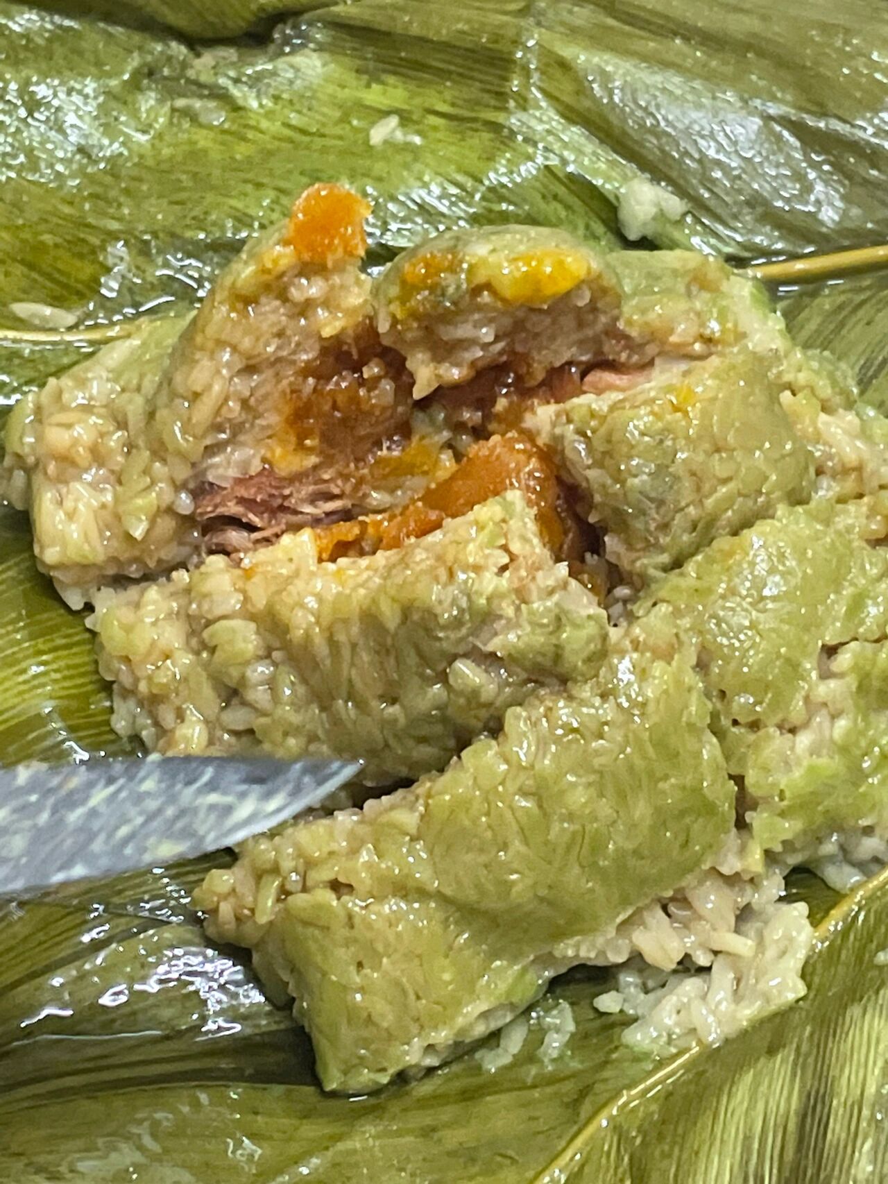 解锁海南澄迈粽子	 "海南三大名粽 	 舍友切了一个看着还不错 	 哈哈