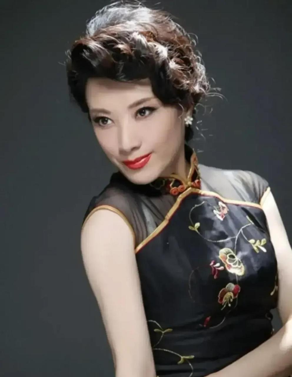 这个相貌美艳,有点狐媚的女演员大家想必都很熟悉,她一双妩媚动人的大