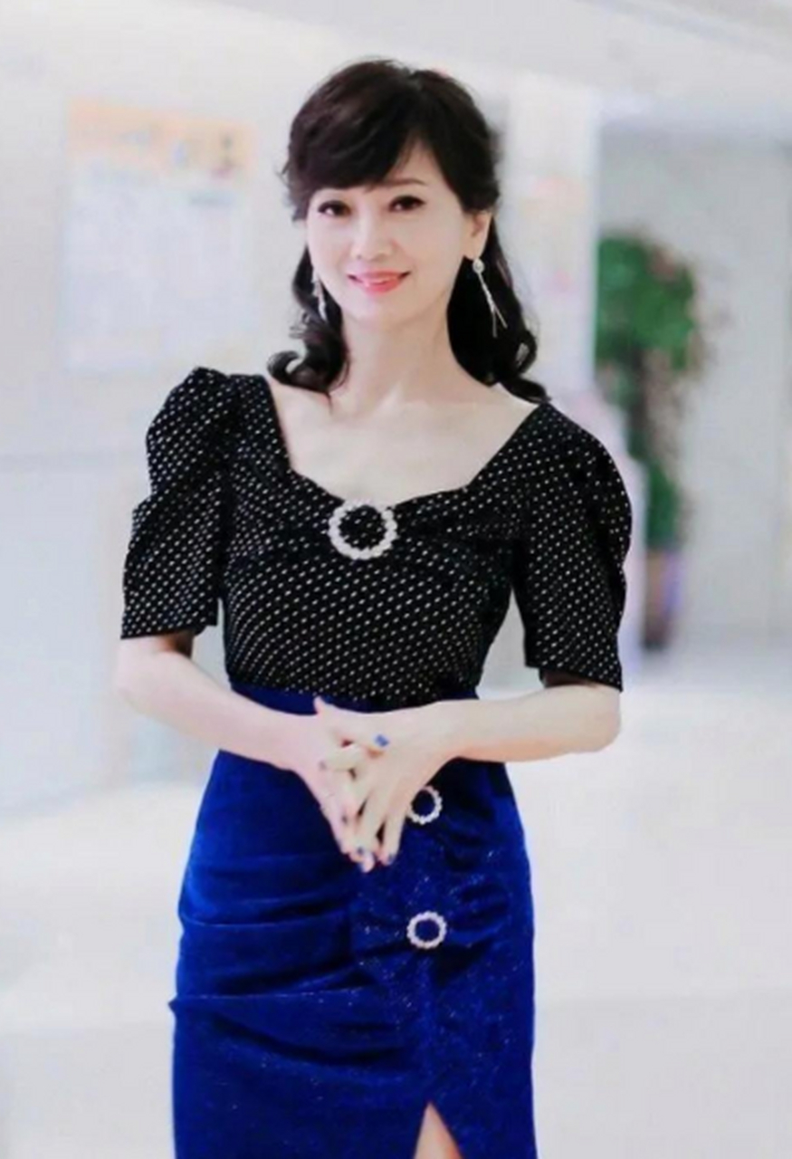 70岁的赵雅芝身穿黑色波点泡泡袖上衣,下身搭配高开叉蓝色半裙,完美