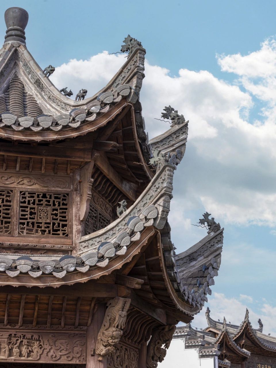 【徽派古建筑详解——鸱吻】 鸱(chī)吻是中国古代建筑屋脊正脊两端