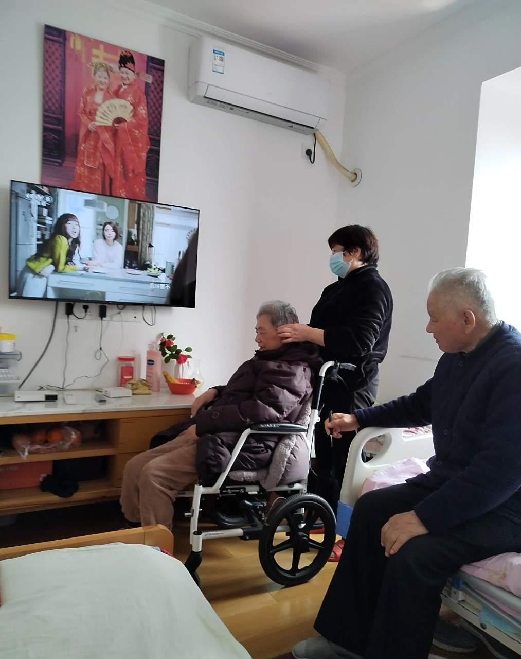 我是住家保姆,每天照顾两位老人的生活起居,老太太不能自理,所以24个