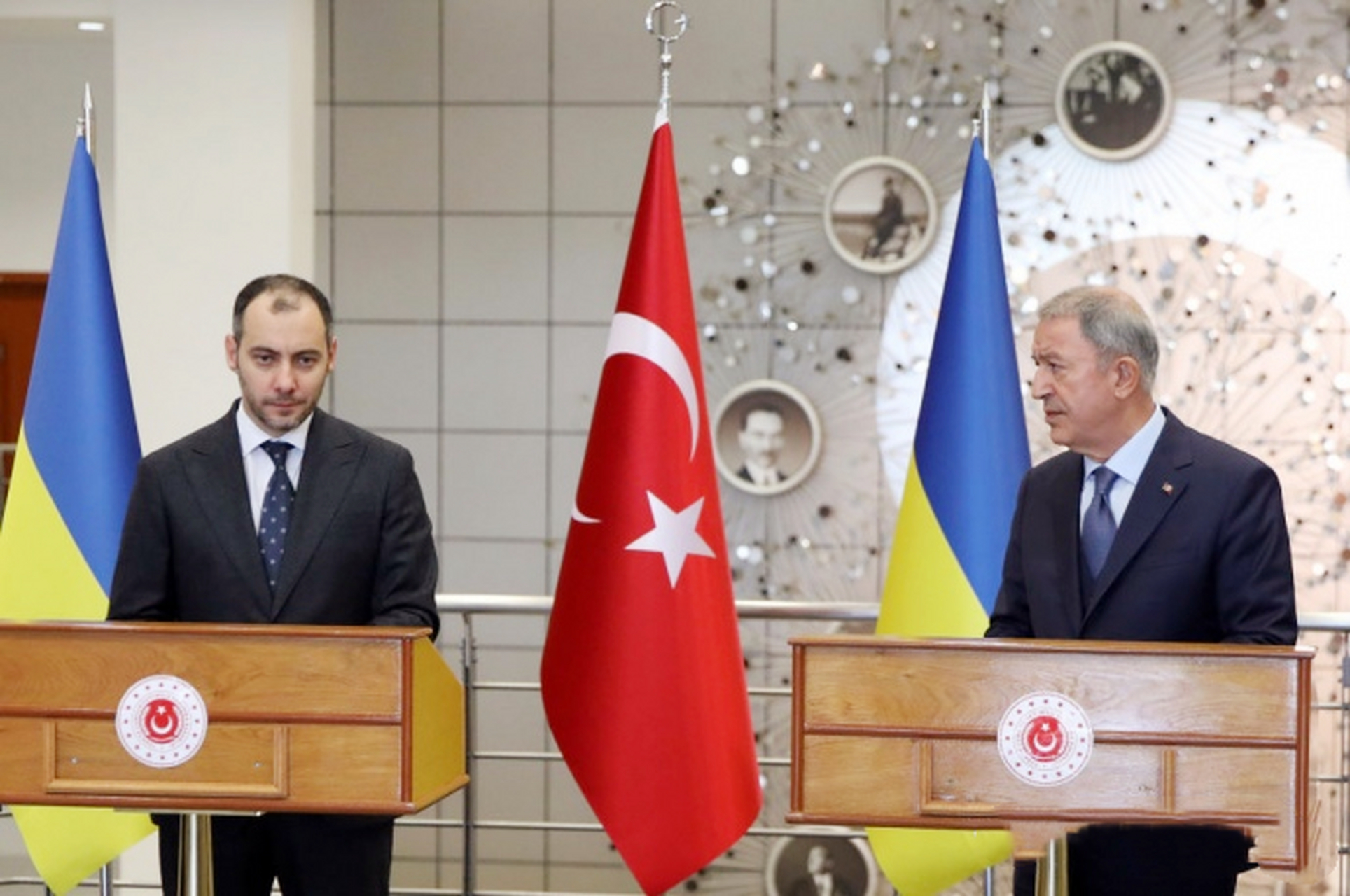 应土耳其国防部长胡卢西·阿卡尔的邀请,乌克兰副总理奥库布拉科夫