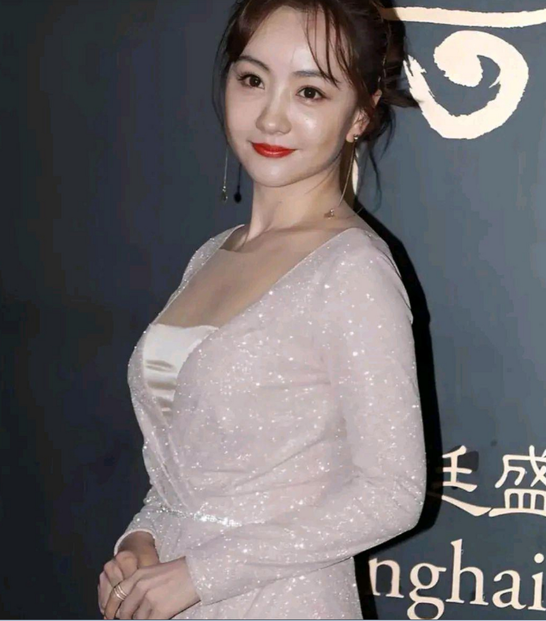 80后美女演员杨蓉一袭粉色礼服裙,温婉贤淑,尽显高雅气质.