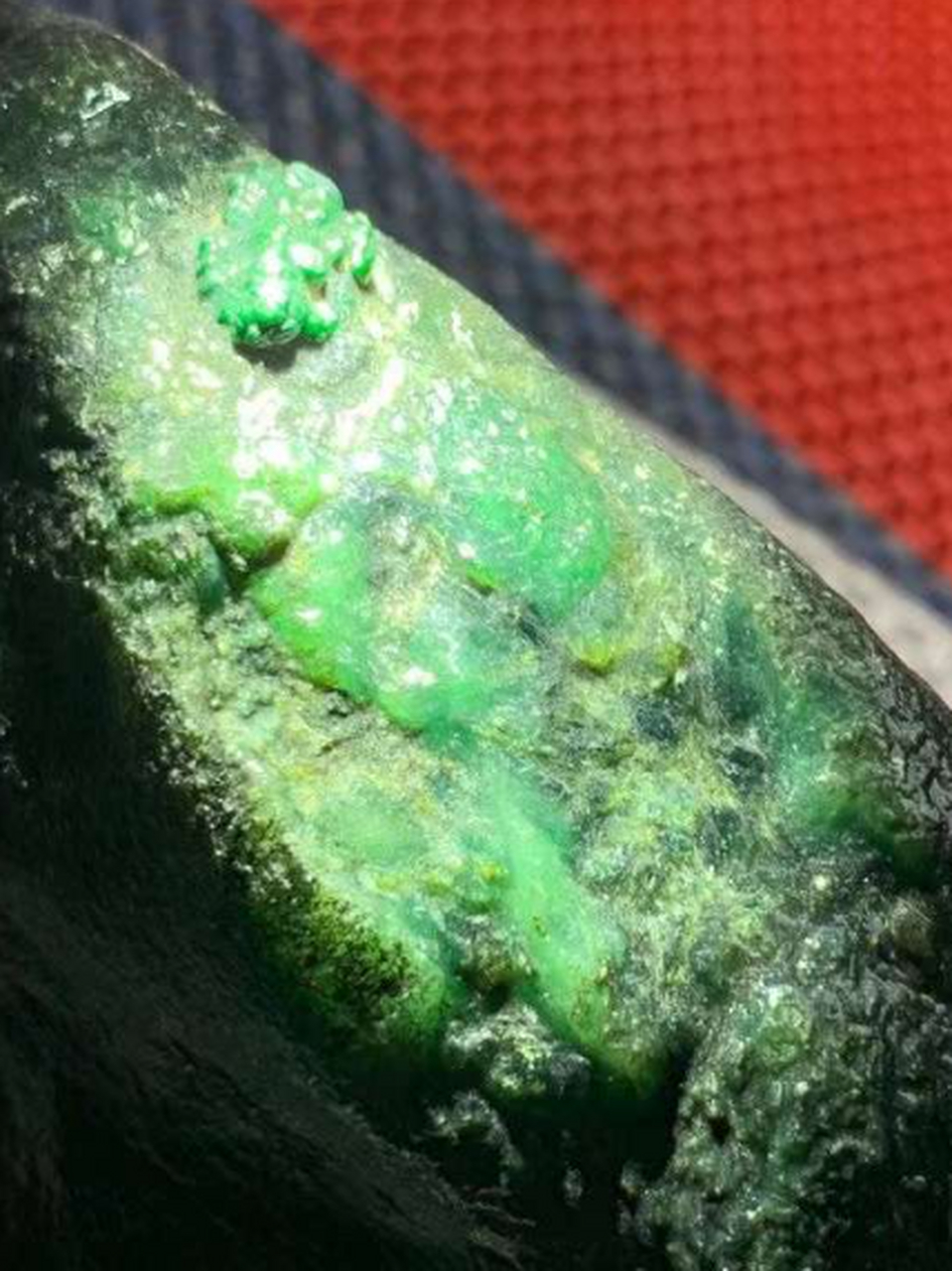 点击头像看直播##翡翠原石#莫西沙黑乌沙料,皮壳老,场口正,翻沙细腻