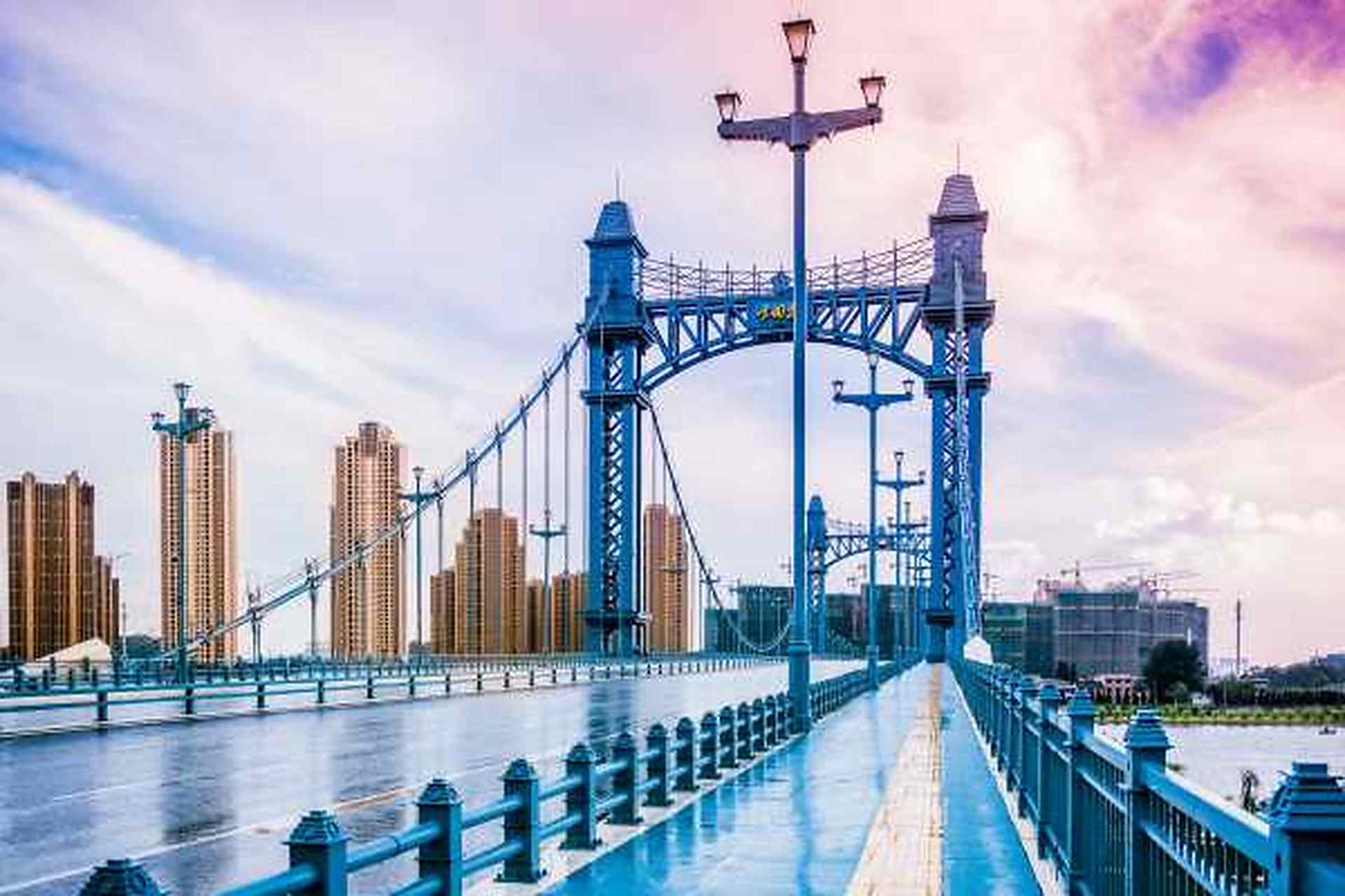 古田桥的整个桥身桥型是融入了中西合璧的理念,以及将景观设计的建筑