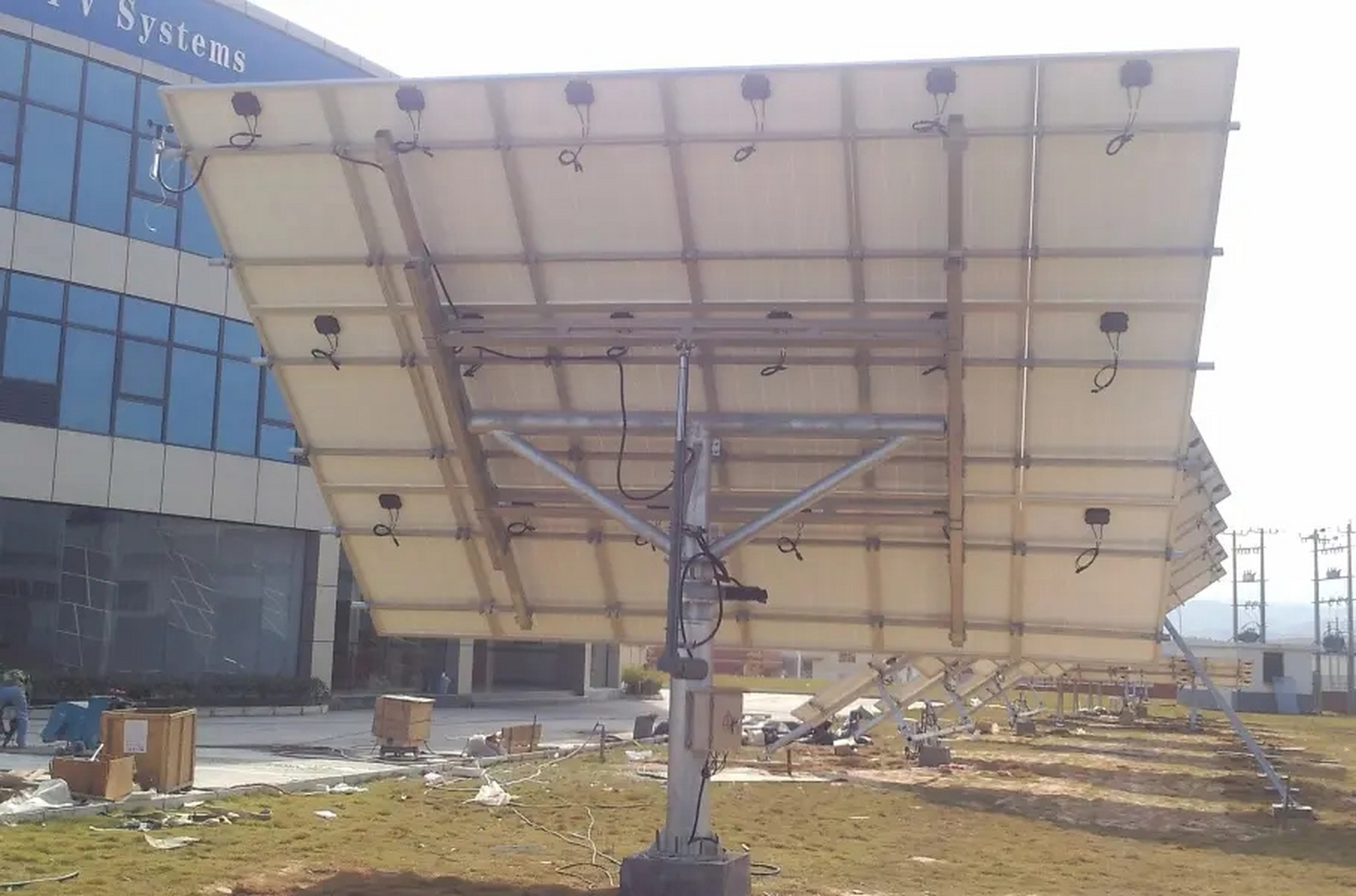 固定可调光伏支架常用材质#光伏支架#  固定可调光伏支架是一种常见的