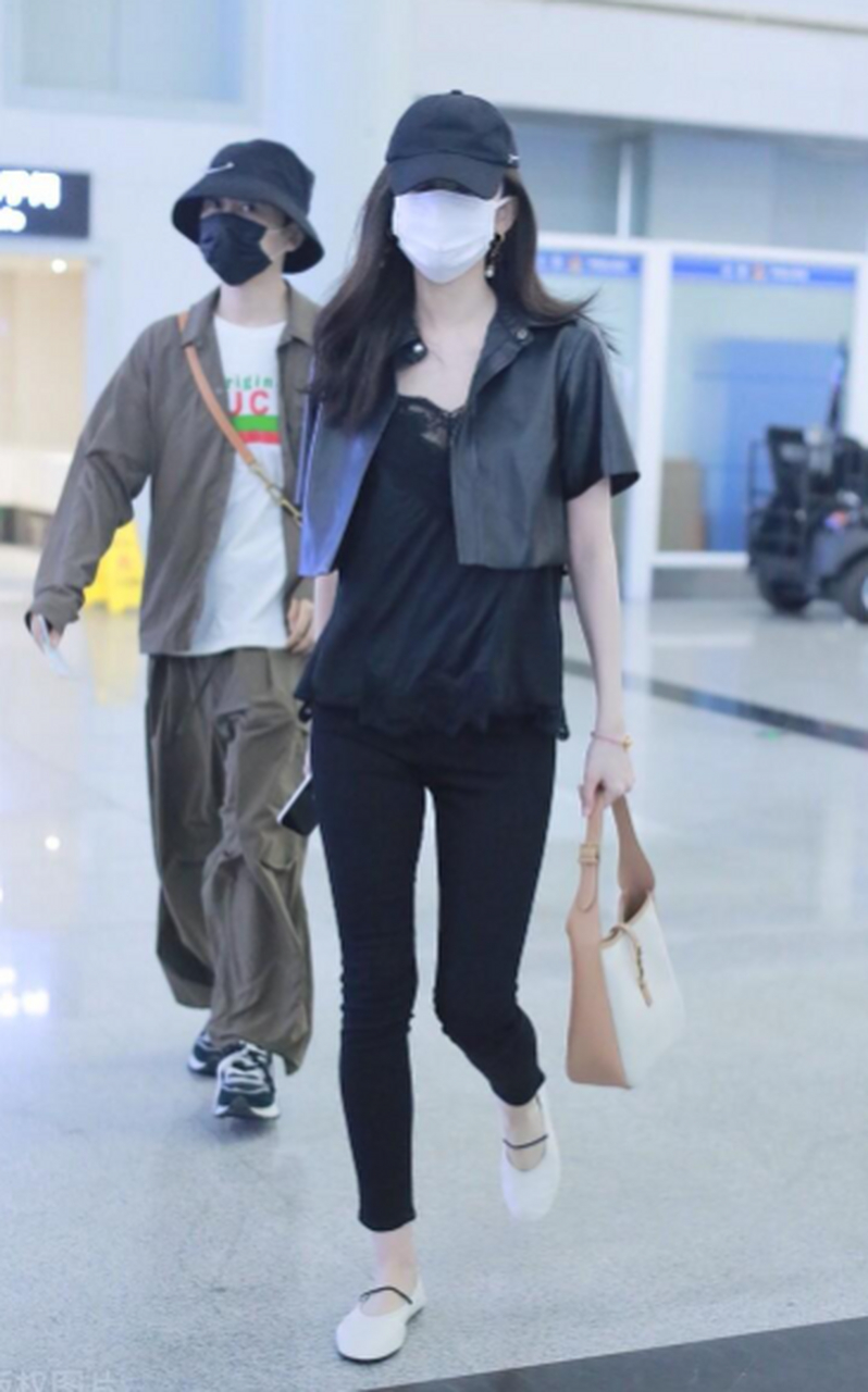 古力娜扎# 古力娜扎机场街拍,黑色外套搭配黑色紧身裤