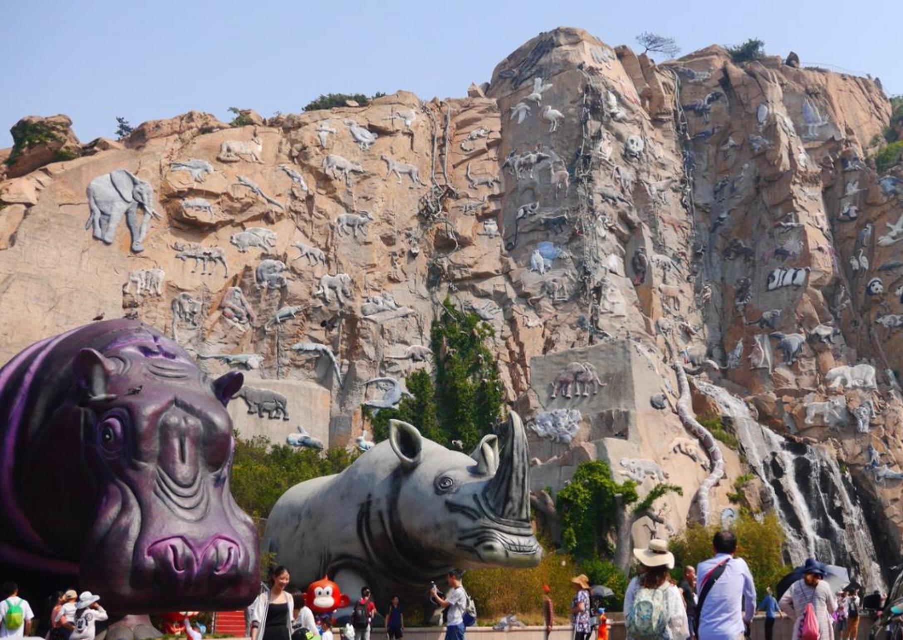 西霞口神雕山野生动物园,位于山东省荣成市好运角旅游度假区,是一座集