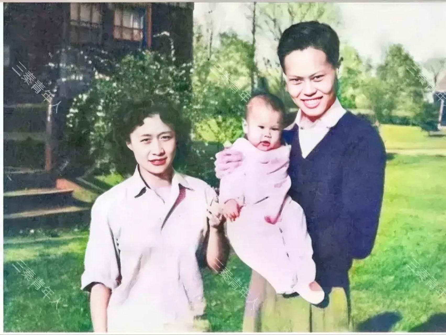 青年时期的杨振宁,与妻子杜致礼,儿子杨光诺留下的一张珍贵合影.