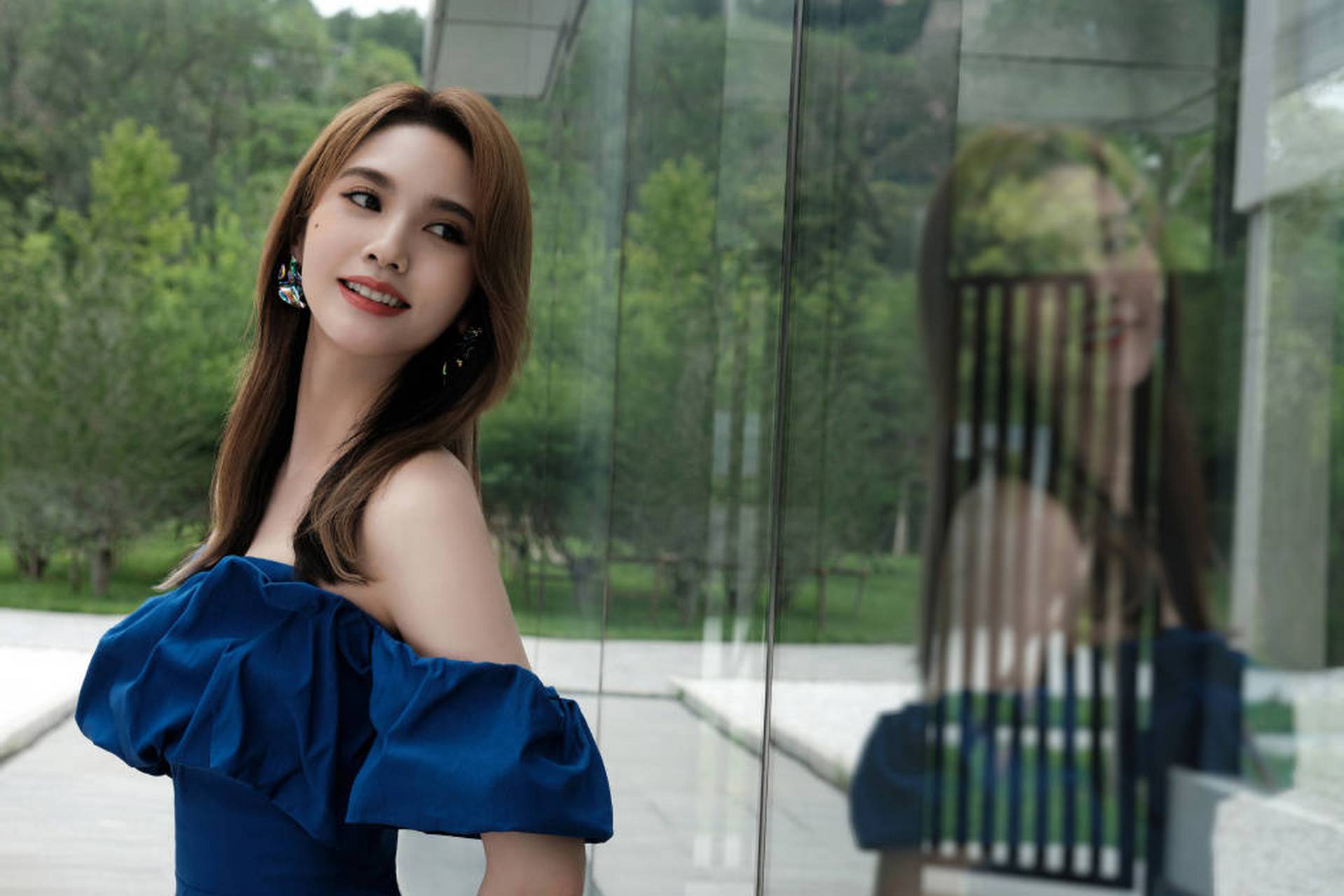 在这组写真中,杨丞琳身穿蓝色连衣裙,展现了她修长的美腿和迷人的