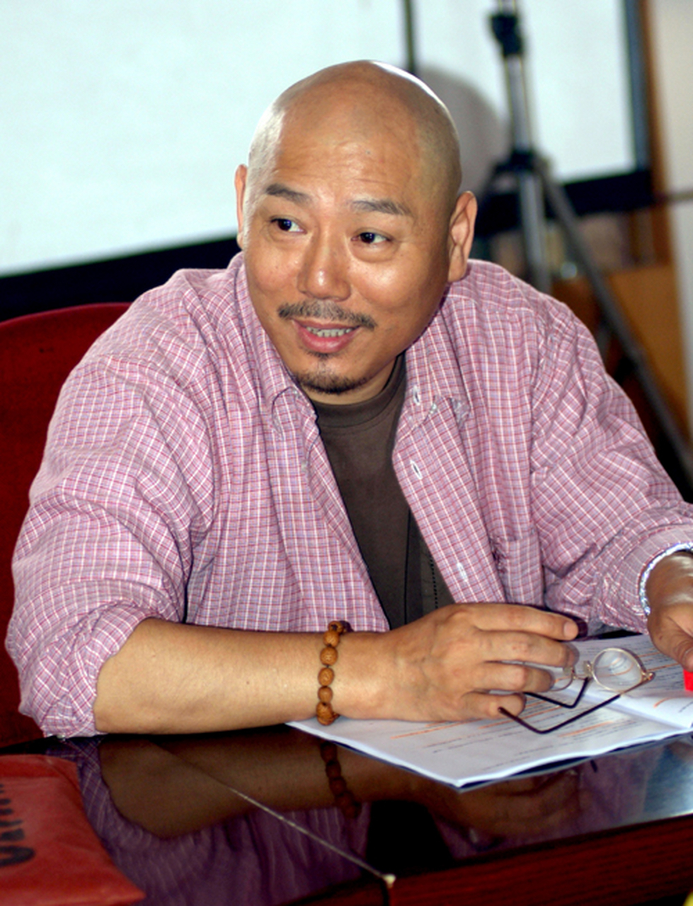 1993年,身价千万的李成儒将妻子和6岁的儿子赶出家门,很快他便另娶了