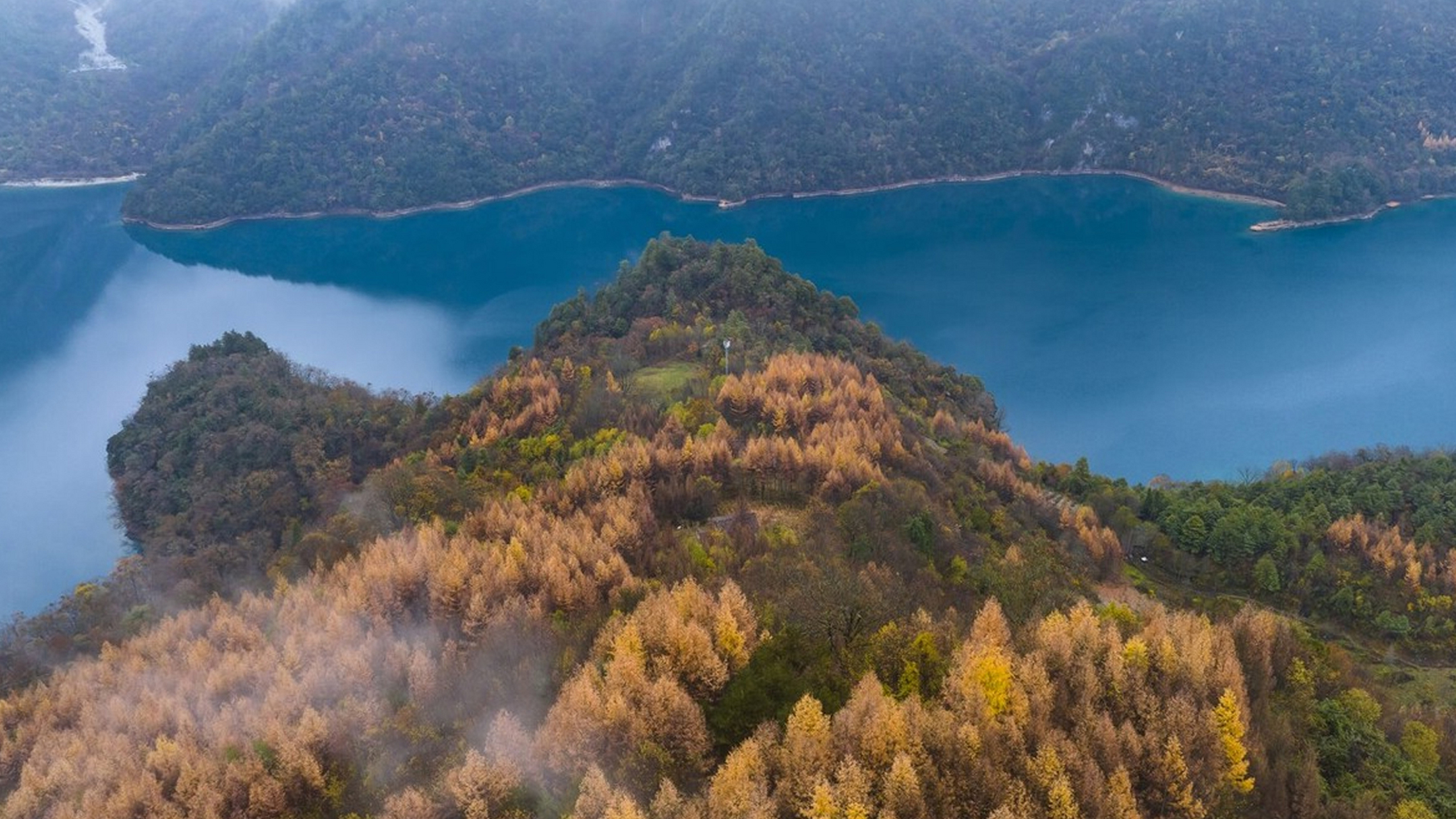 甘肃陇南,雨后的天池国家森林公园风景如画,初冬时节,仍然是千山红遍