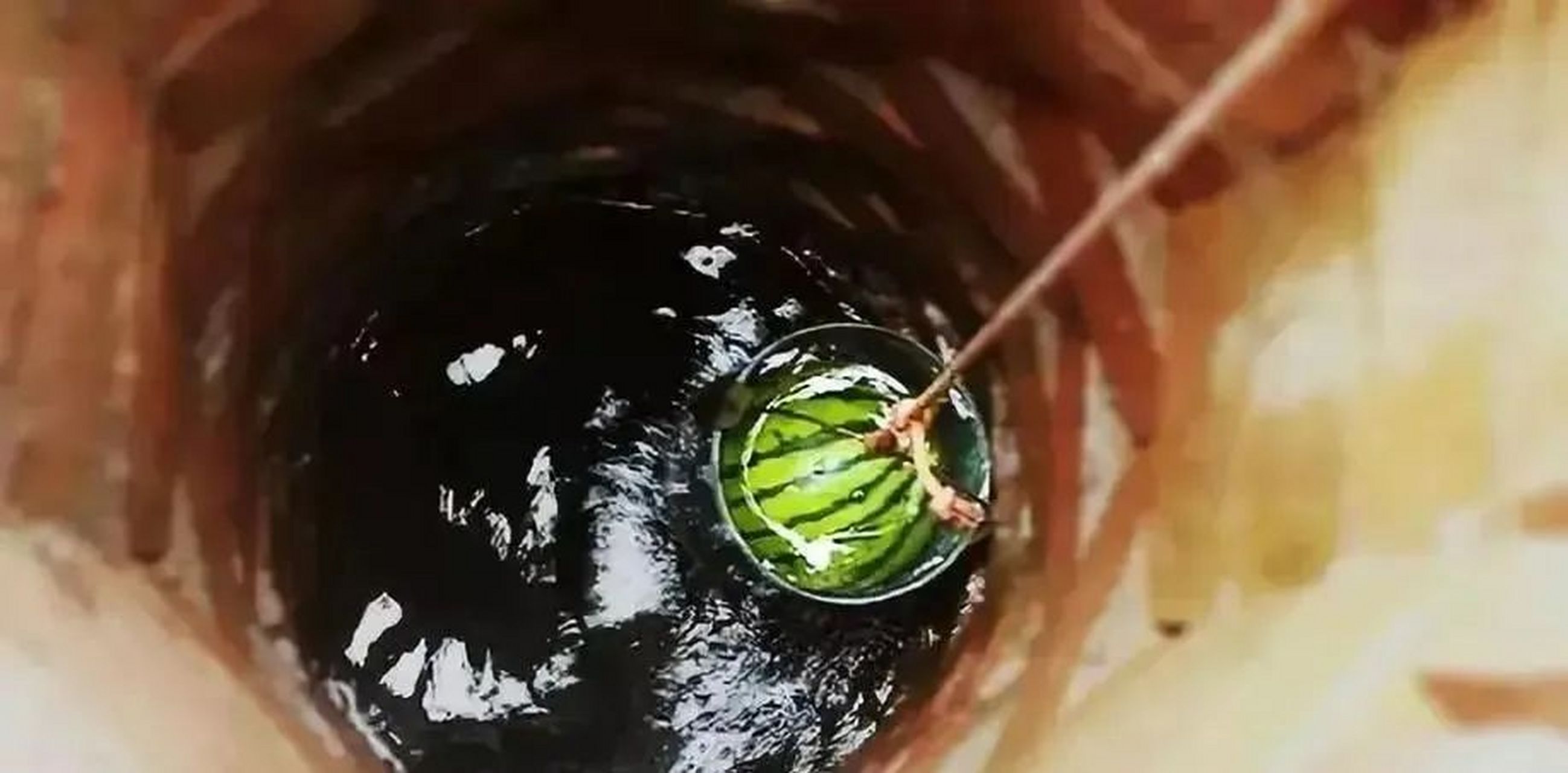 小时候打一桶井水,然后把西瓜整个放里面,再把桶吊在井里,冰上个把