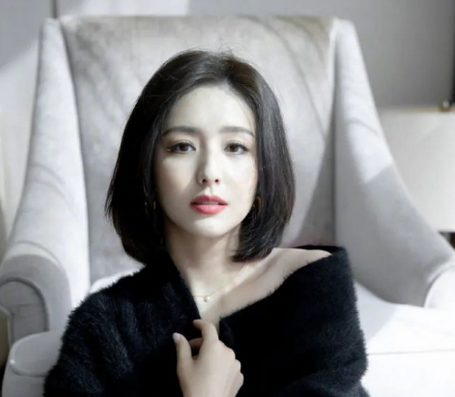 40岁佟丽娅终于官宣,一组温柔又慵懒的短发居家照美到惊人!