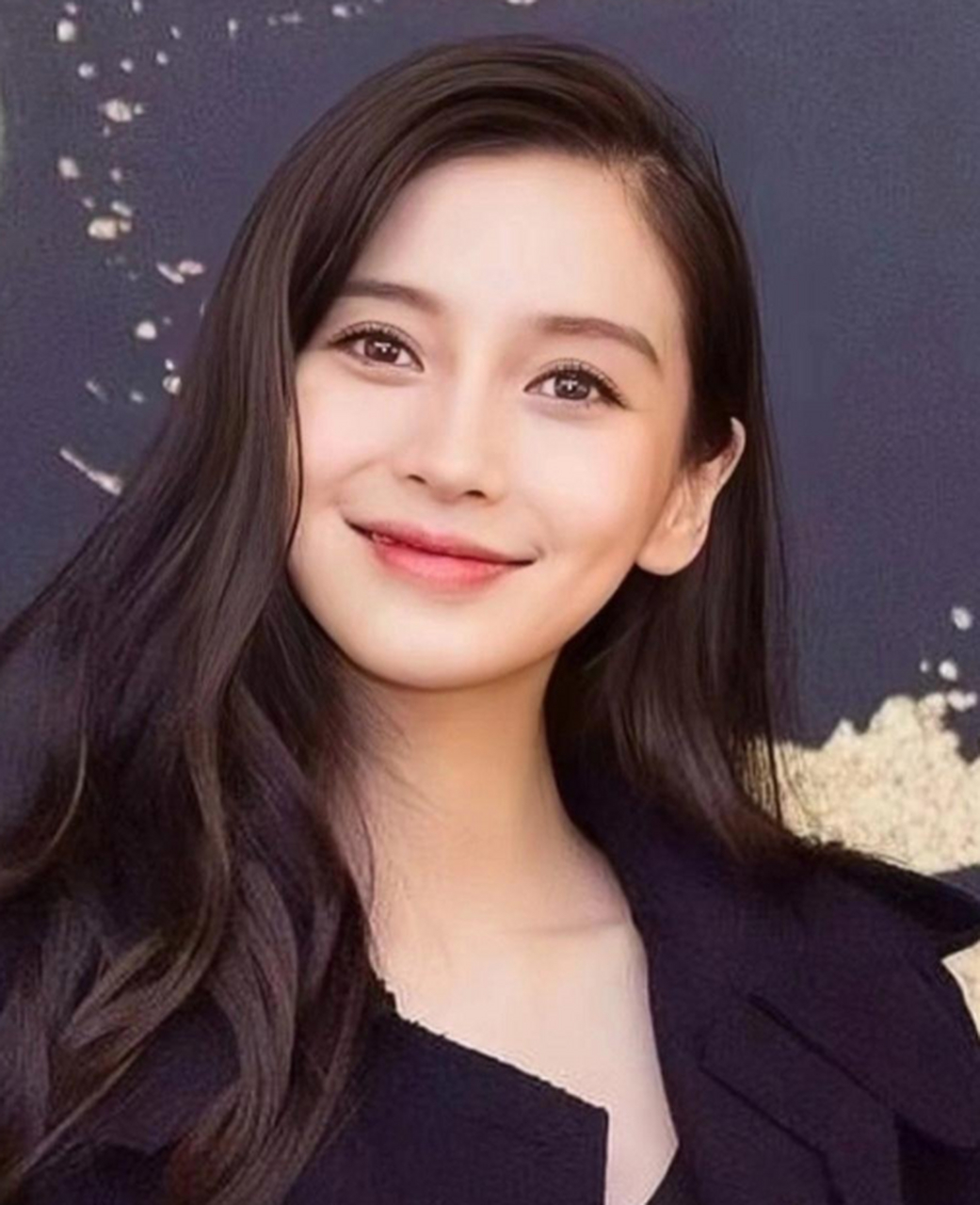 杨颖怀孕期间超级美丽,脸上洋溢着母性的温馨气息!