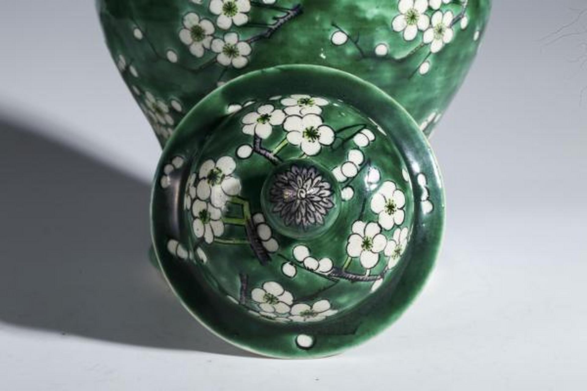 明代瓷器# 此件晚清民国·绿釉地留白梅纹将军罐,口径10.