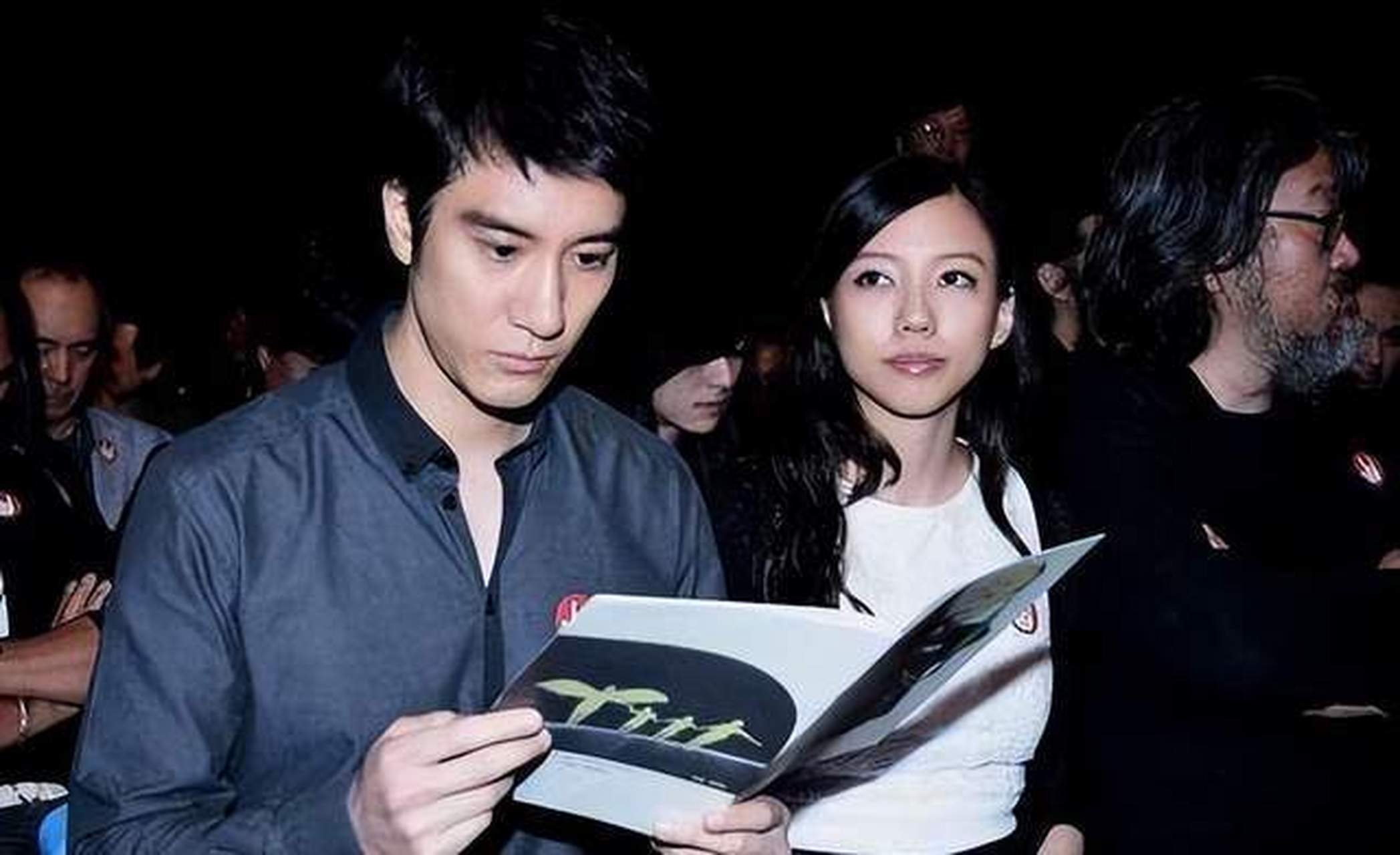 46岁王力宏参加朋友婚礼,模样大变憔悴很多,与美女合影都没自信