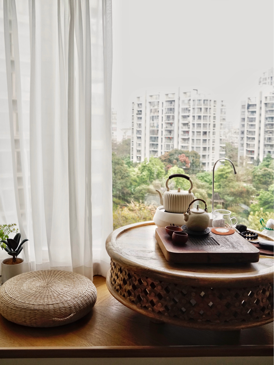 飘窗改茶室,我们家的茶几简单特别又大气 我们南方人家里少不了喝茶,