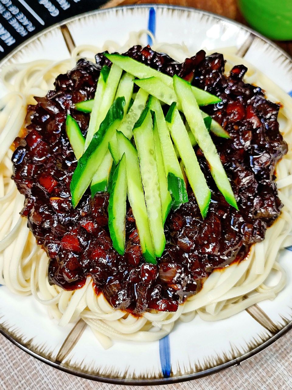 巨简单的素炸酱面,一碗不够吃 天气热没有食欲的时候,就想来一碗超