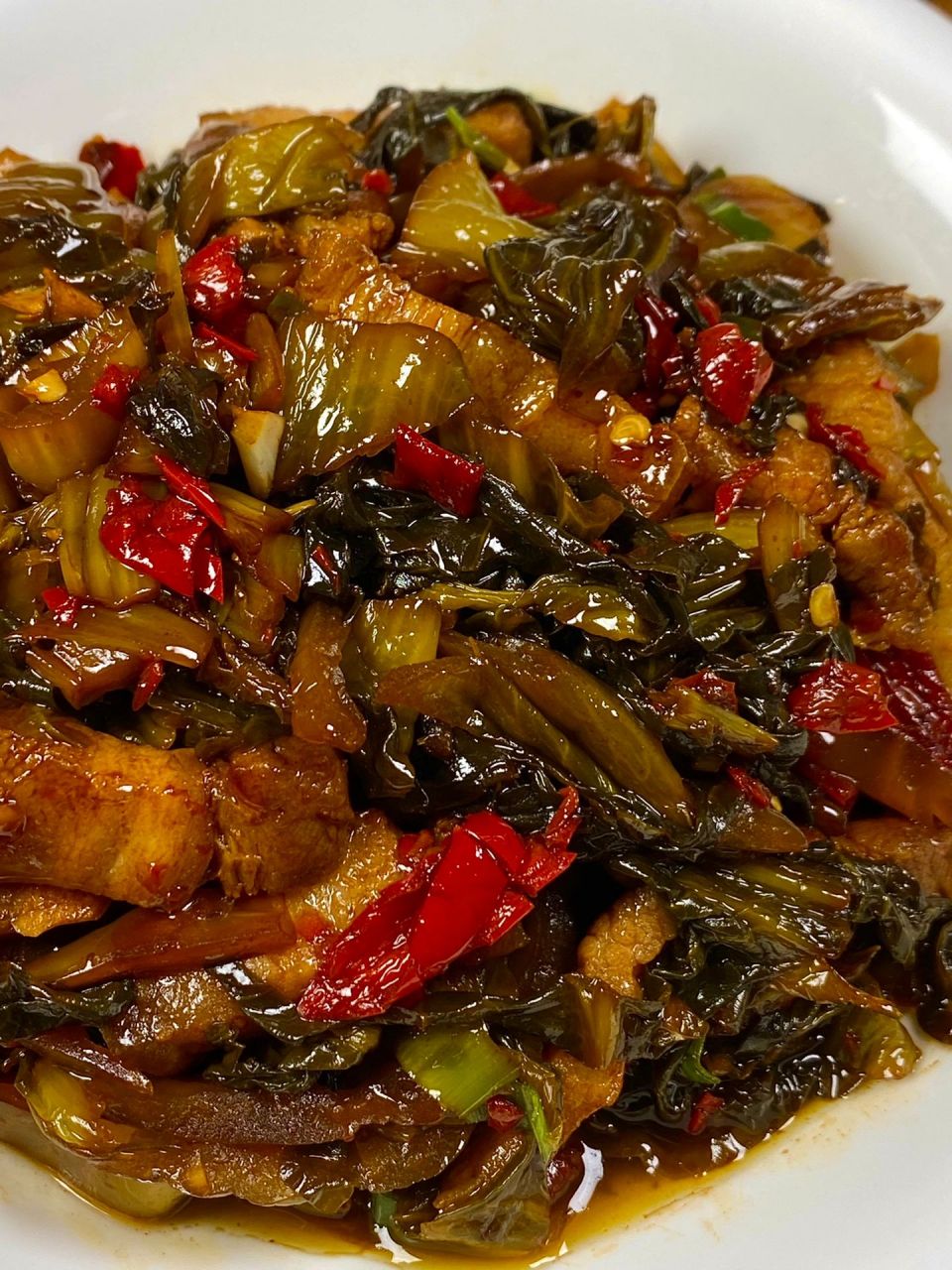 酸菜炒三层肉是一道非常美味的家常菜,它的口感酸辣可口,肉质鲜嫩多汁