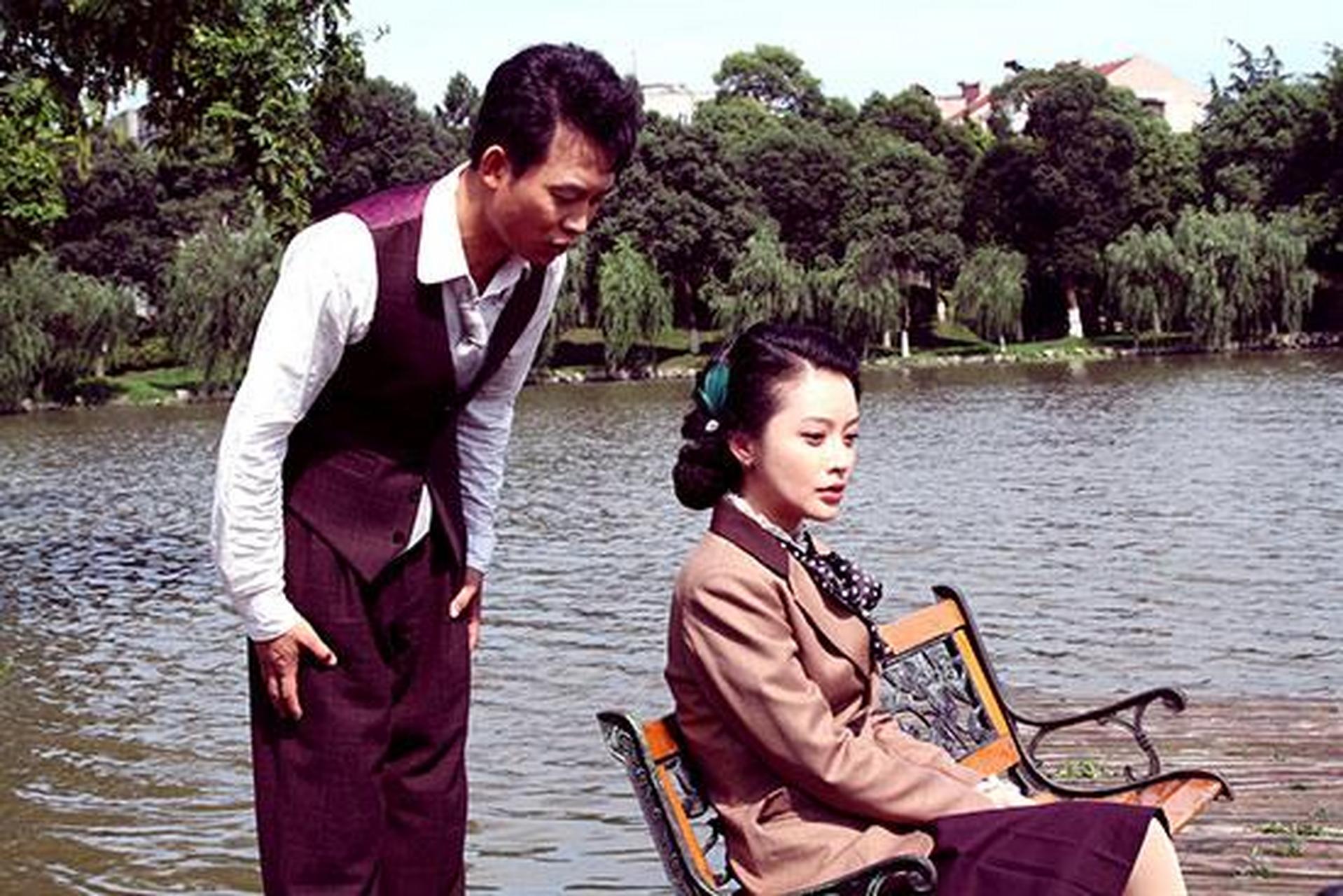 因为没拍过吻戏,到了现场,瑛子紧张地跑去找导演求助:导演我没拍过