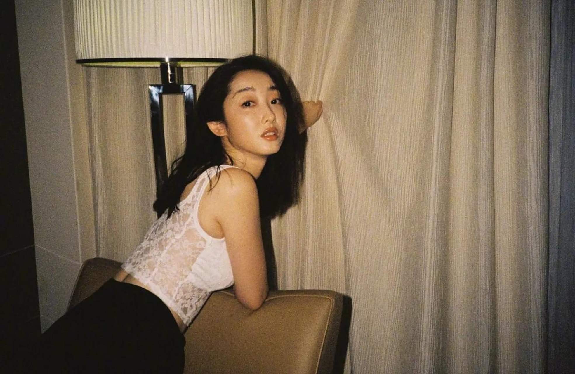 女明星蒋梦婕酒店慵懒风格写真照片,看这照片和质感和画风大家有没有