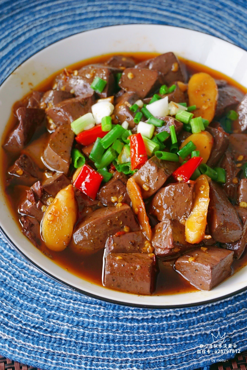 泡椒血旺  泡椒血旺的用料 猪血旺:一块 小泡椒:6,7条 豆瓣:1勺 泡姜