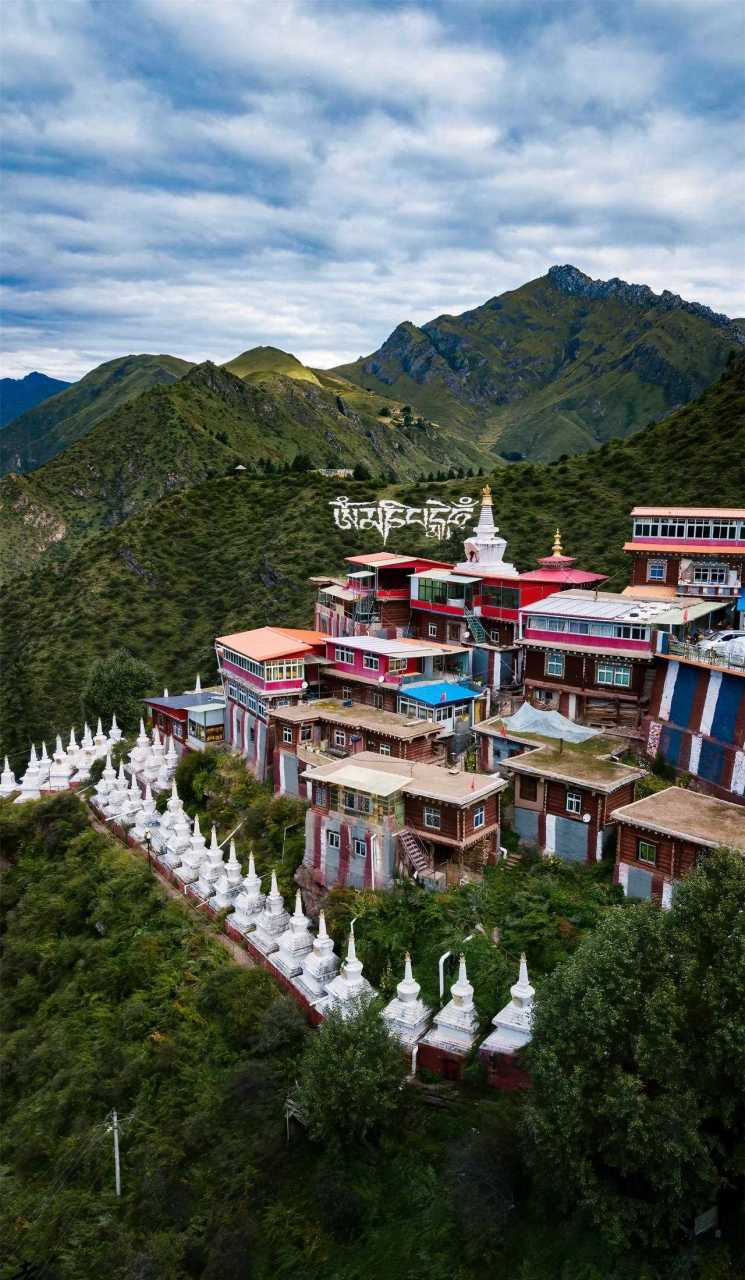 今天我们江达的行程来到瓦拉寺,这是从317国道入藏后的第一座大型寺庙