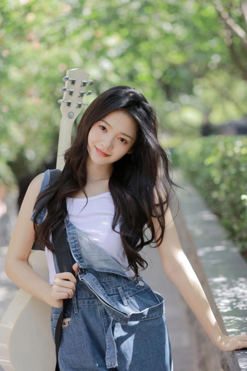 户外清新田园系的吉他少女