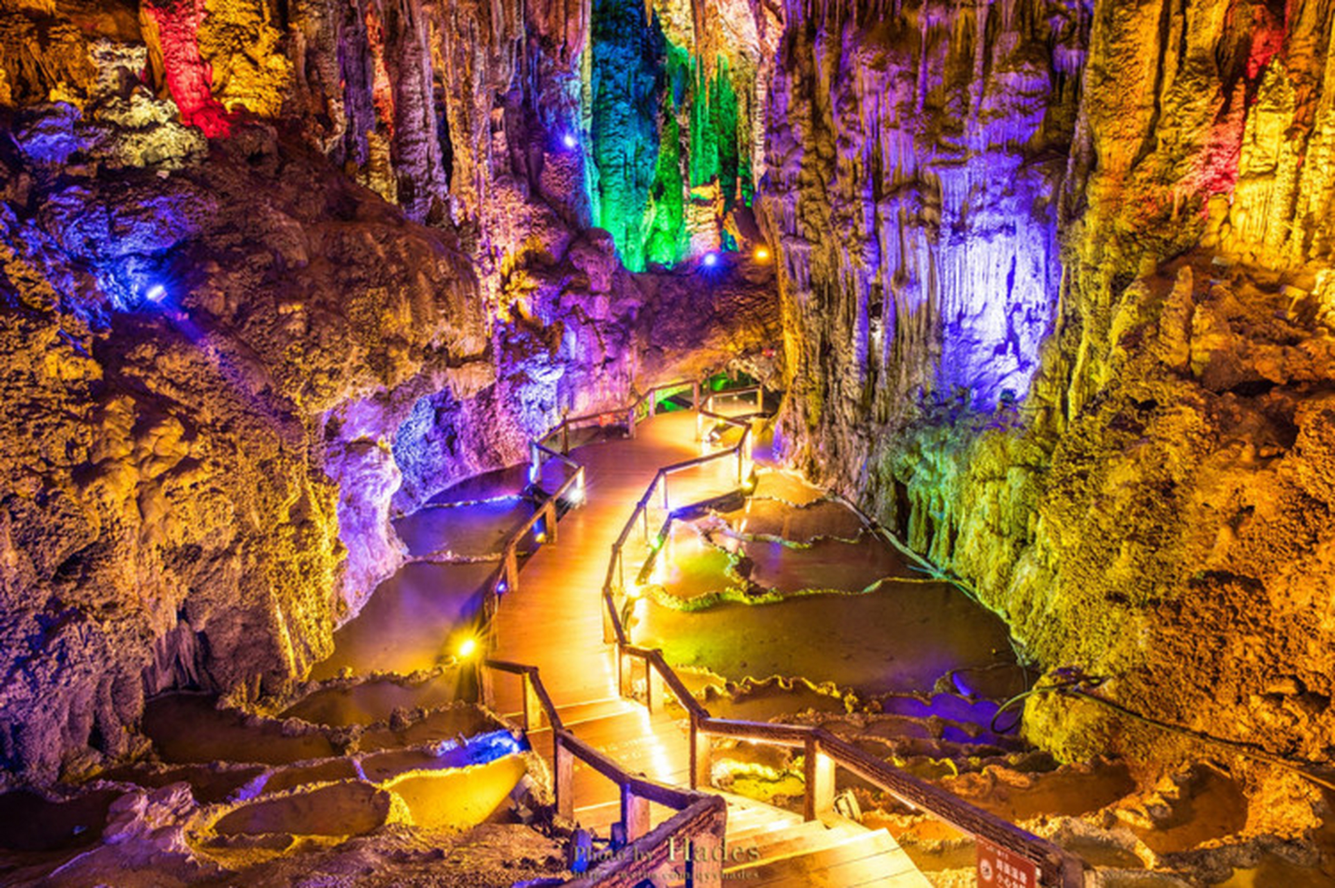 诺水河风景区位于巴中市通江县诺水河镇,以洞奇,石怪,山秀,水美,路险