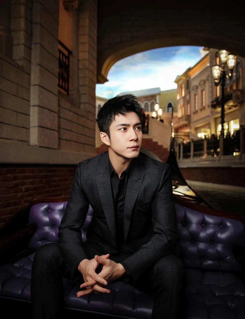 韩东君日常穿搭时尚帅气 迷妹们喜欢看他哪部作品评论关注转发分享