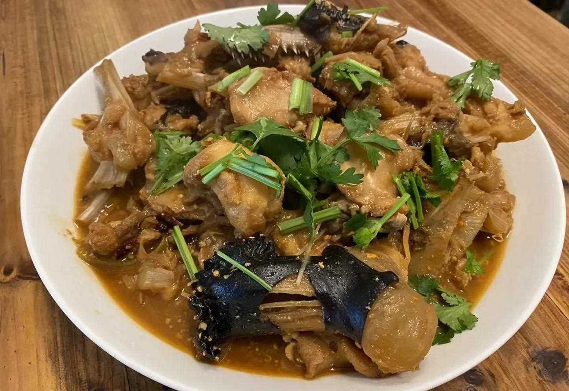 红烧安康鱼 安康鱼切块,洗净,锅中加水烧开,放葱姜,放入鱼块烧开焯水