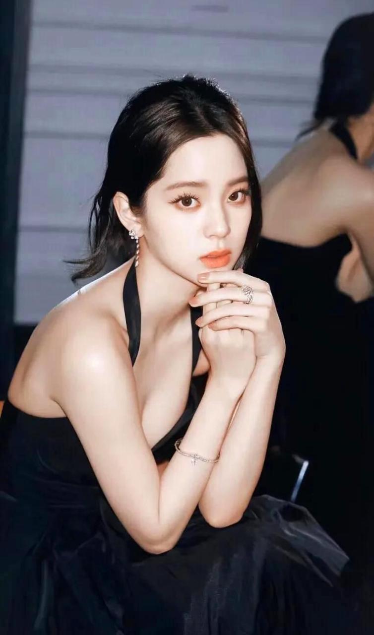 欧阳娜娜身穿一袭赫本风格的高贵黑色礼服裙,与众不同的风格令人惊艳.