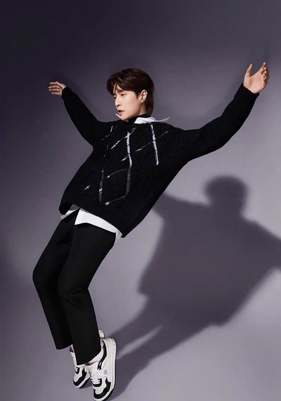 张艺兴#valentino生日特别推出onestud运动鞋,品牌代言人的"兴" 