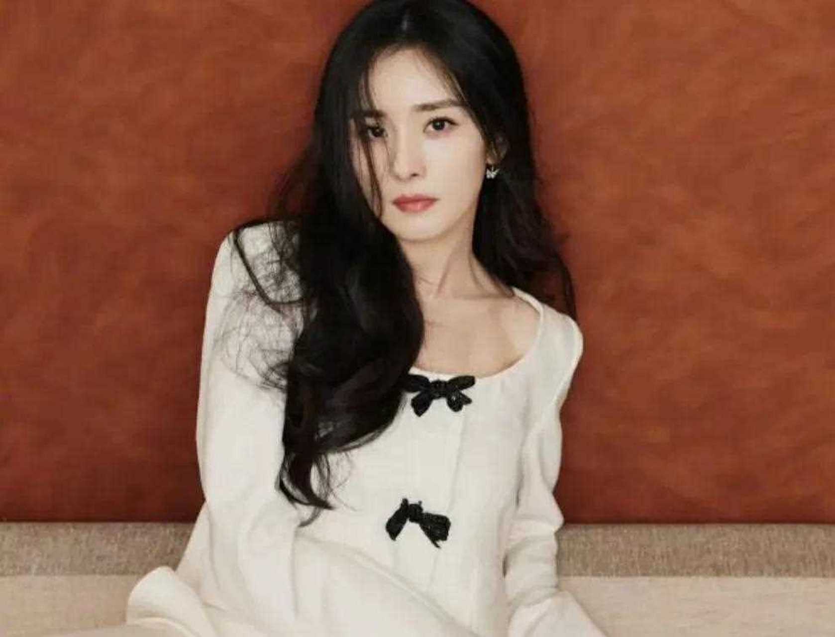 杨幂纯白蝴蝶结套装慵懒温柔 微卷黑色长发妩媚动人