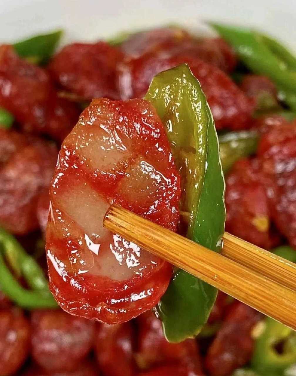 青椒炒腊肠,绝|||青椒炒腊肠这样做我都可以多炫两碗米饭[喝奶茶r][喝