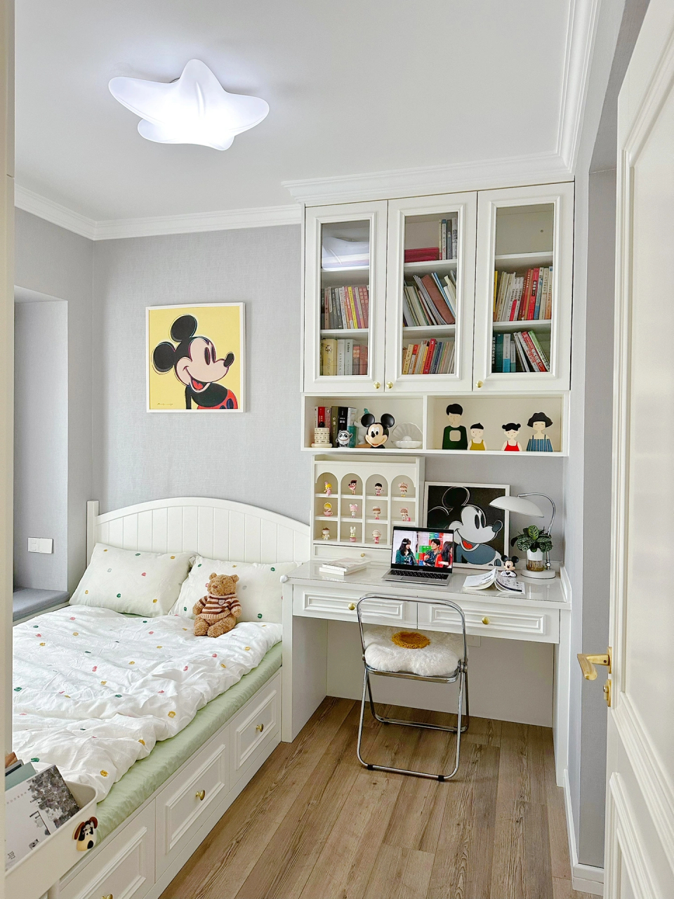 92房间尺寸: 书柜:长1.25m*宽0.32m*高1.24m 书桌:长1.25m*宽0.