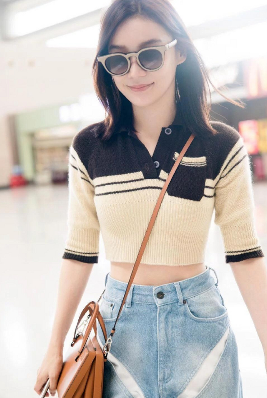 袁姗姗机场造型亮了,露脐短毛衣配高腰牛仔裤,秀小蛮腰大长腿