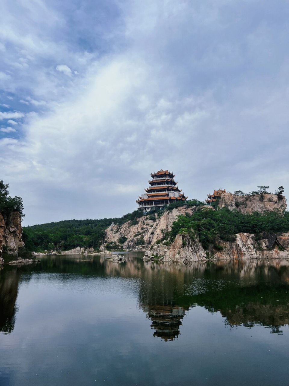 找到一片仙侠秘境  锥子山水库位于蚌埠市,四周环绕着山石,正对着新建