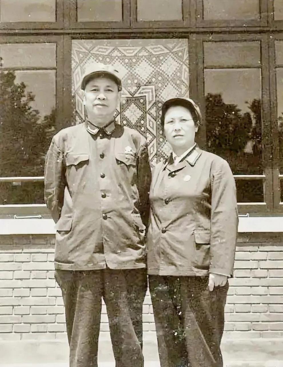 这是60年代,邱会作和妻子胡敏,一张罕见的留影,当时的他任总后勤部