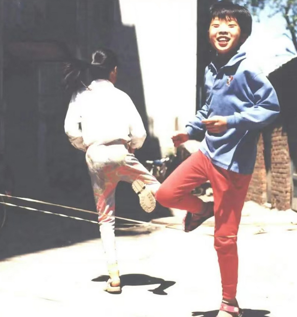 消失的童年游戏,80年代的孩子们玩小皮筋,充满欢声笑语.