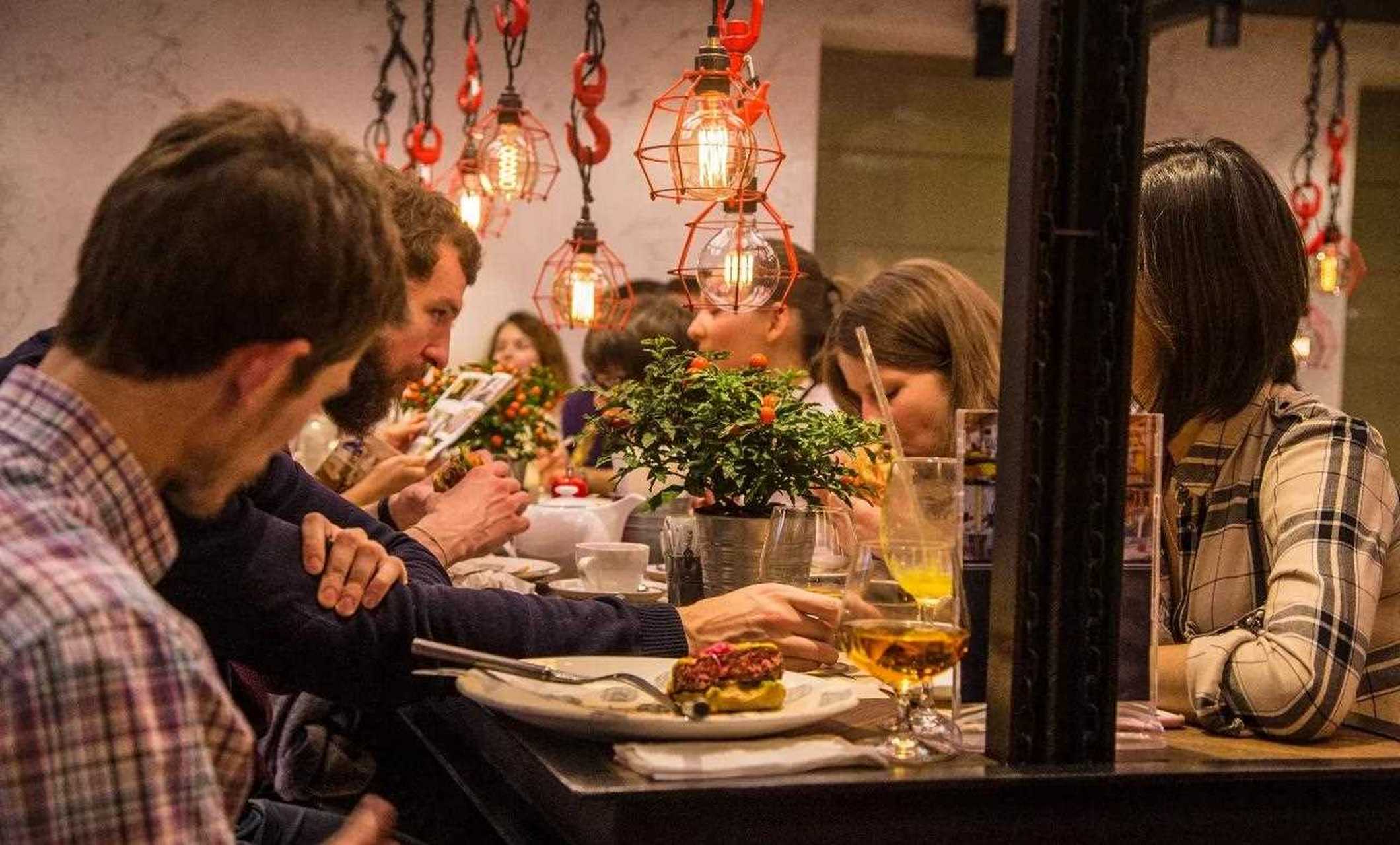 在莫斯科克鲁泡特金地铁站附近有一家深受莫斯科当地年轻人追捧的餐厅