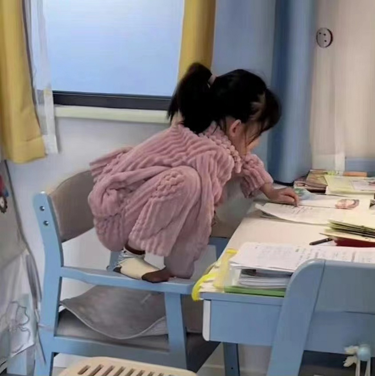 神兽写作业姿势,真是看一次笑一次 #我要上热门