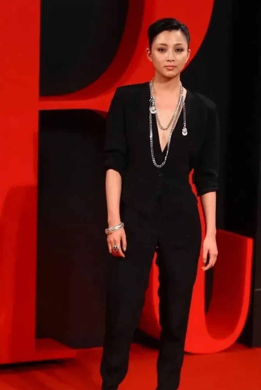 这绝对是殷桃这辈子最丑的红毯造型,土气俗气老气,像一个病恹恹的老太