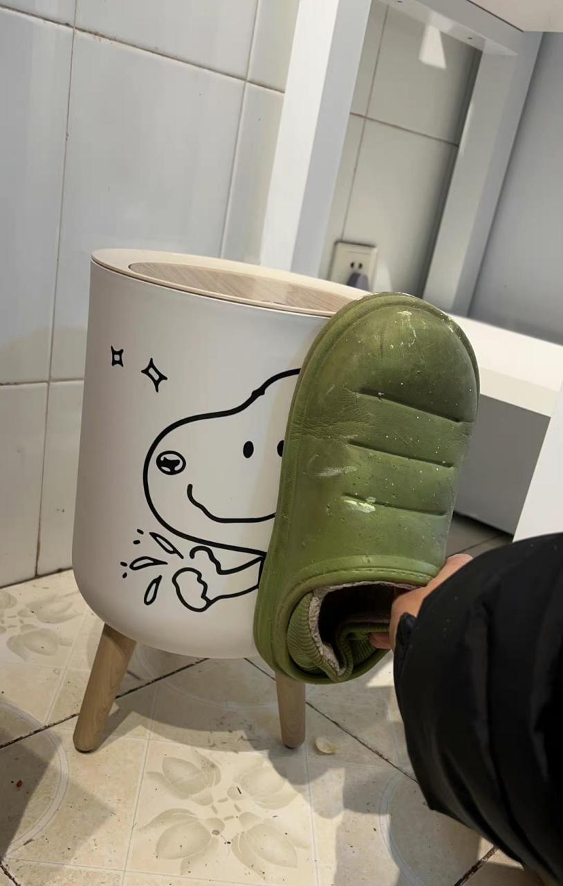 网友:这个垃圾桶有点可爱.