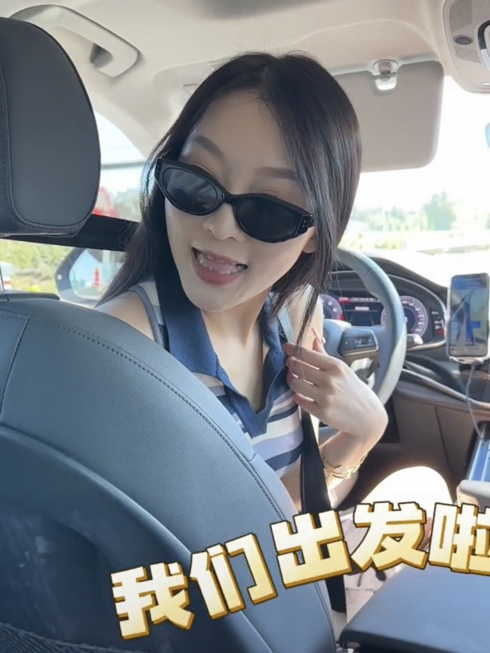 7月24日,德云社烧饼妻子郑胡昕发文,晒出了带着儿