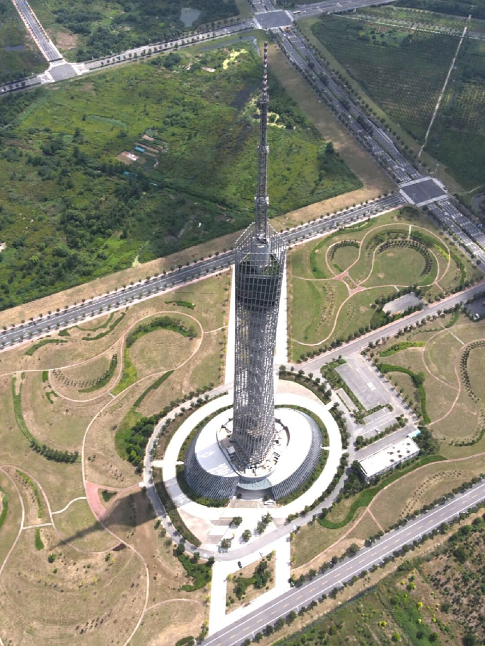 苏北第一高建筑  淮安电视塔,又称"淮安龙腾铁塔",是淮安市的标志性