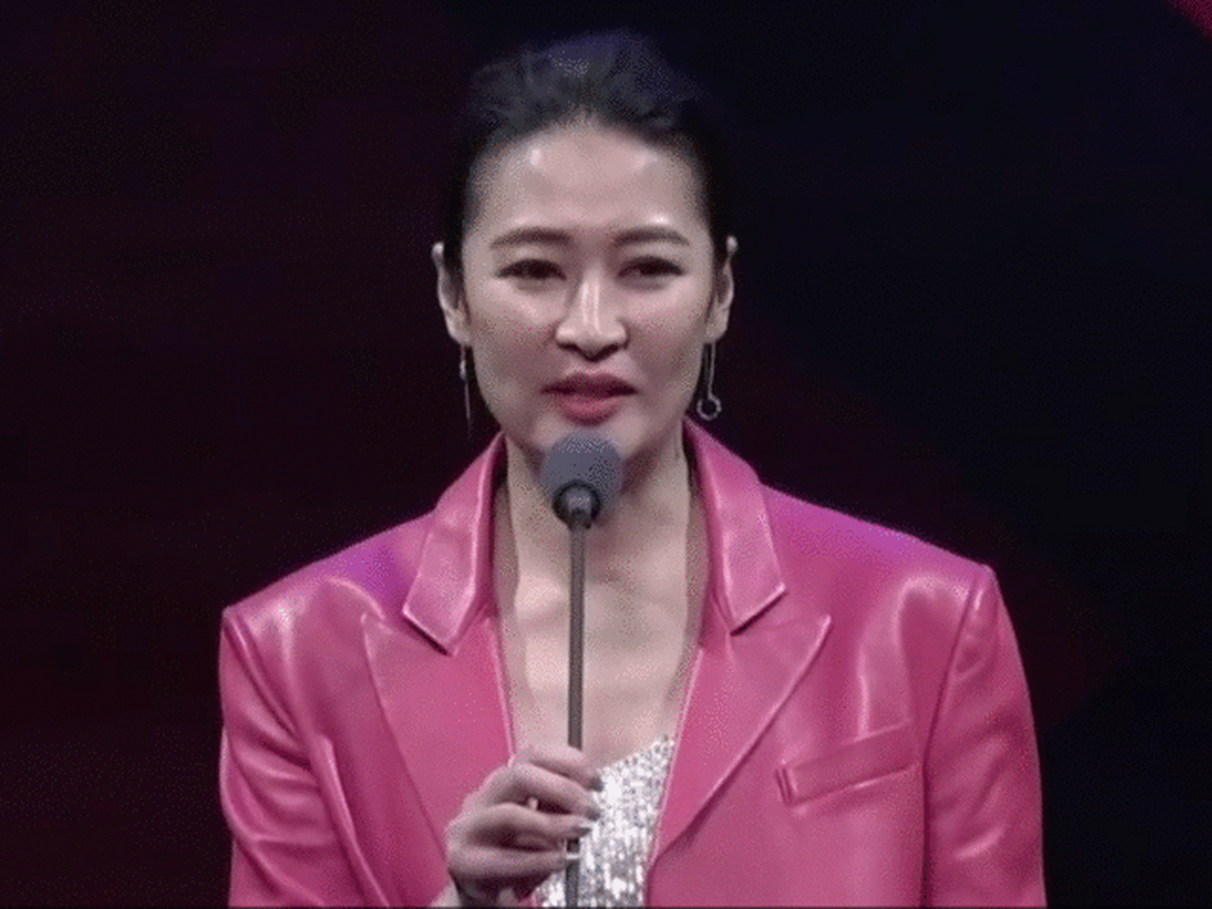 在《老炮儿》中,梁静化身为社会底层的煎饼摊老板娘,身为小市民的心酸