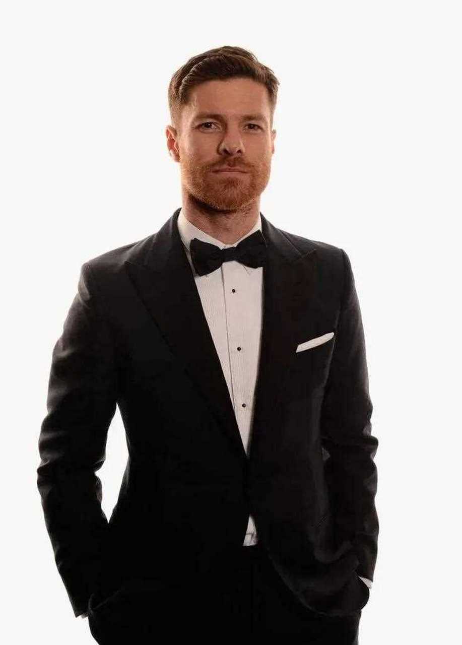 一直觉得哈维阿隆索很帅气,特别喜欢他身上这件无垫肩的浅灰色西装