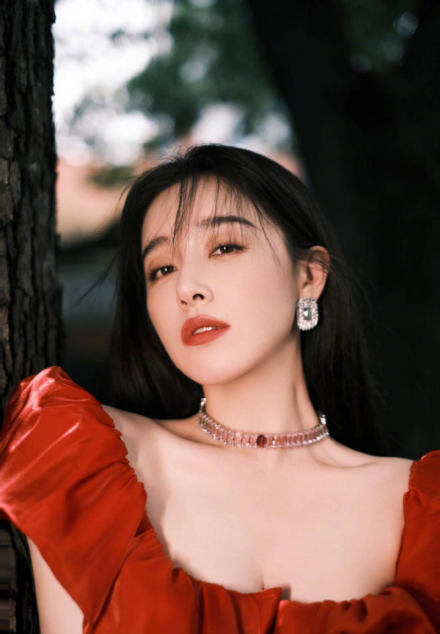 gif创作人# 9月1日,阚清子晒了一组照片,称"告别夏天,九月你好",露肩